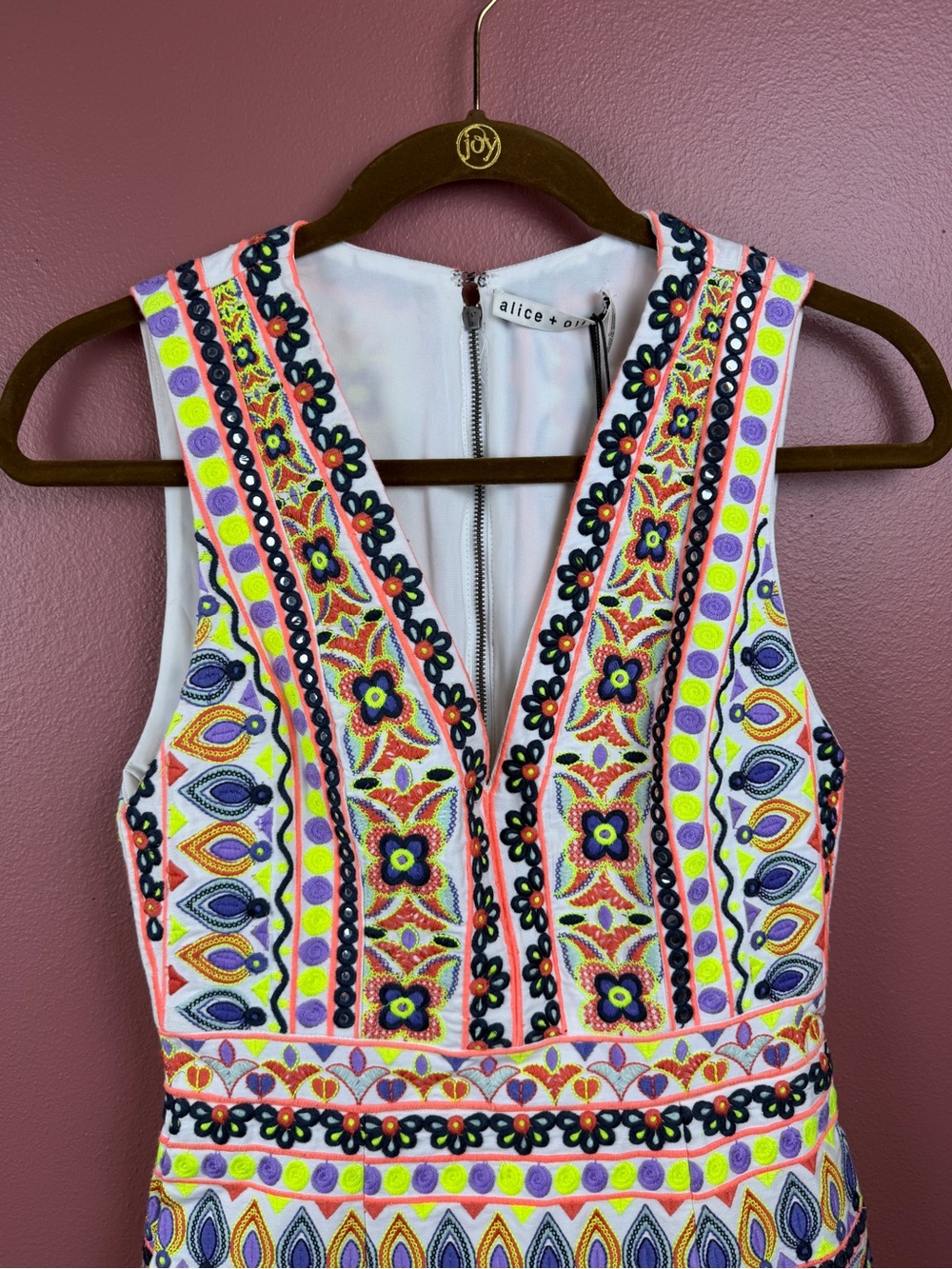 NWT Alice + Olivia Patty Embroidered Mini Dress Size 0 w/ V-neck & Pockets - Picture 3 of 11